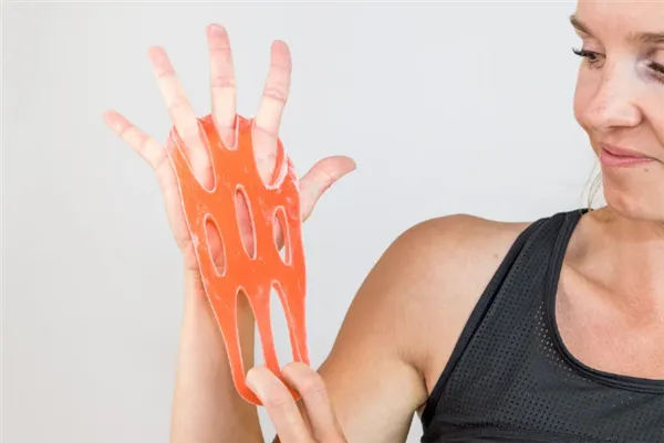 Thera-Band Hand Xtrainer - posilovač prstů a dlaně, červený – měkký