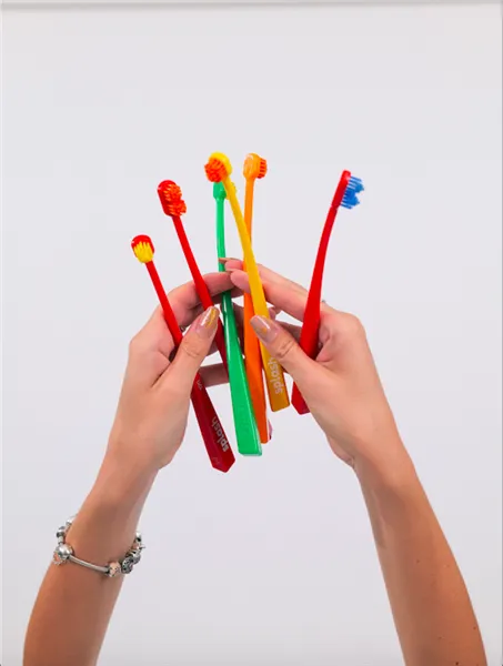 Zubní kartáček Splash Brush 120 žlutý 1073