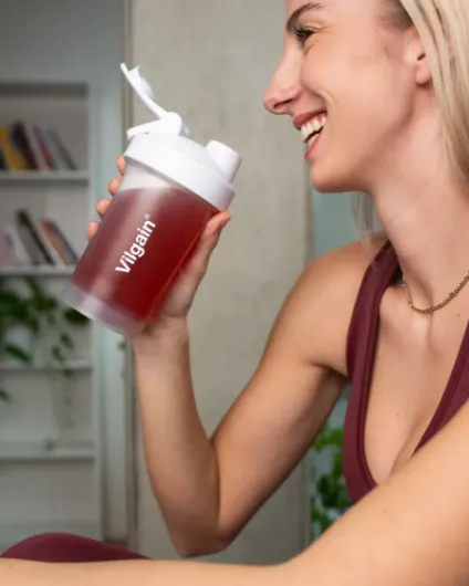 Vilgain Shaker Pro 400ml ⁠–⁠ s praktickým poutkem, zaobleným dnem a spirálou, černý